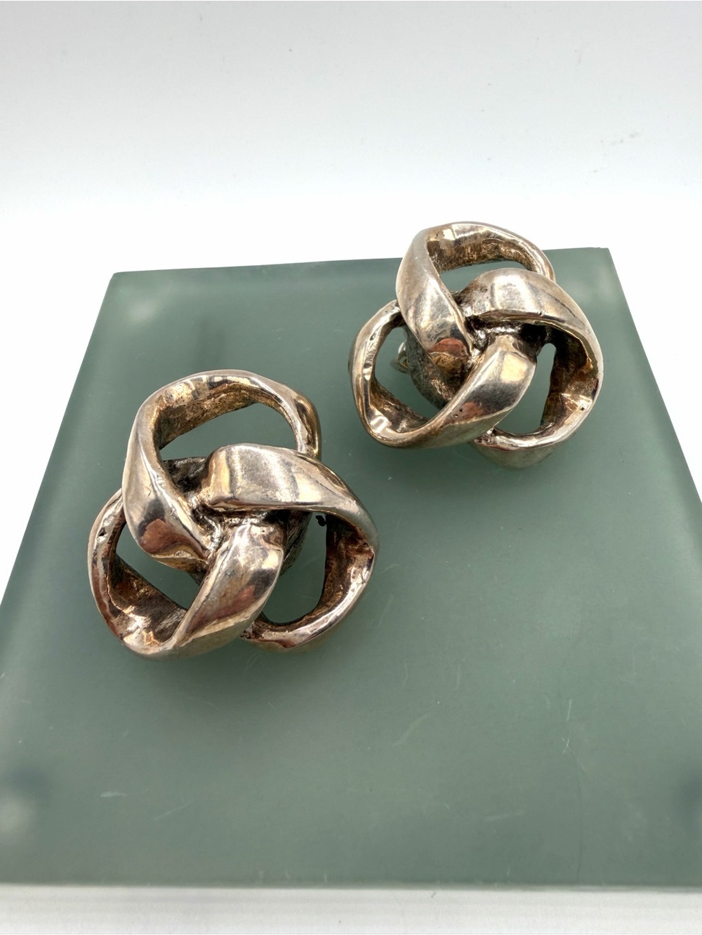 Vintage 1980s Silver Tone Chunky Interlocking Ribbon Knot Clip On Earrings